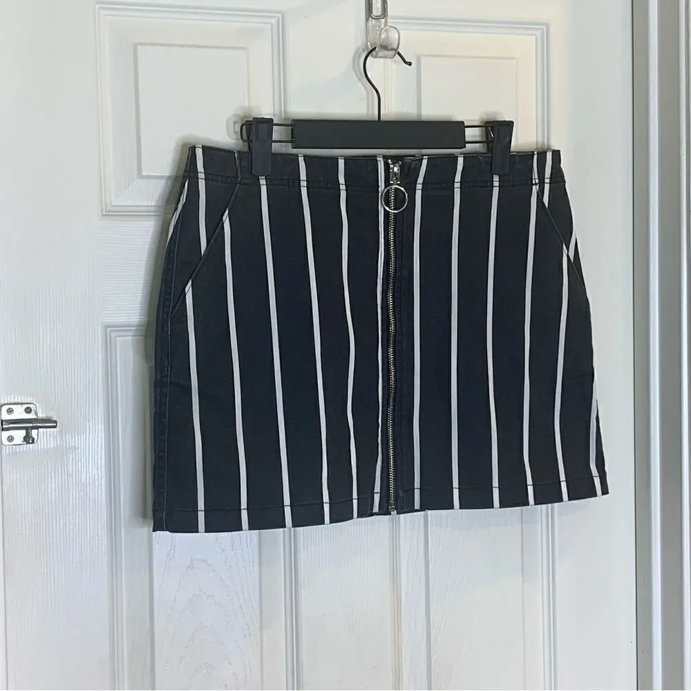VOLCOM: The Frochickie Skirt Size Medium